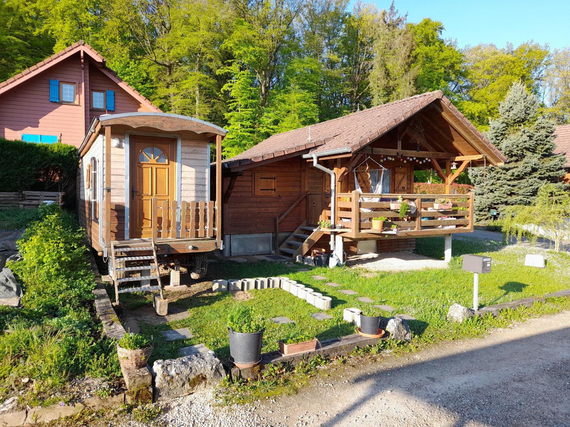 Location Type Gite, Chambre D'Hote, Meuble De Tourisme Dans Joli Petit Chalet Typique Et Ou Jolie Roulotte Type Boheme Waldighoffen Luaran gambar